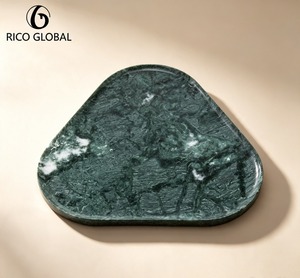Plateau de service en marbre RICO GLOBAL, triangulaire, poli, vert élégant, usage résidentiel - Product Image 1