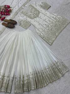 Costume ethnique pour femme en soie chinon lourde, richement brodé, avec pantalon palazzo à manches 3/4 et dupatta en dentelle fantaisie, style indien - Product Image 4