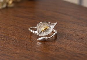 Anillo de cóctel con flor de cala chapada en oro y engaste de bisel de plata de ley 925 de ATRI JEWELS para mujer - Product Image 6