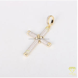 Collier pendentif croix de luxe avec diamants Moissanite sertis style minimaliste - Product Image 5
