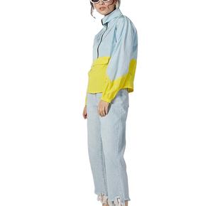 Chaqueta cortavientos con capucha deportiva para mujer personalizada al por mayor, chaqueta cortavientos para exteriores ligera y cómoda de nailon con bloques de color - Product Image 3