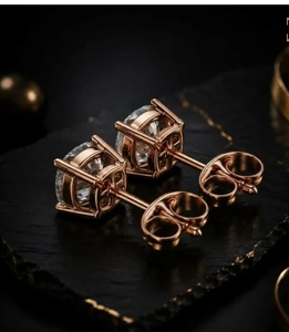 Boucles d'oreilles clous en diamant de laboratoire taille coussin à 4 griffes, or 10k 14k 18k, certifiées IGI, bijoux élégants pour cadeau - Product Image 5