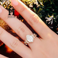 Bague de fiançailles en or jaune 14 carats inspirée de la nature avec diamant de laboratoire taille marquise et bande florale en feuilles de diamant taille marquise