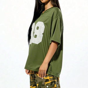 เสื้อฟุตบอลอเมริกันหญิงคุณภาพพรีเมียม สีเขียวมะกอก ผ้าตาข่าย คอวี ทรงโอเวอร์ไซส์ แต่งลายลูกไม้ติดหมายเลข รับผลิตตามสั่ง (OEM) สั่งซื้อจำนวนมาก ผลิตในสหรัฐอเมริกา - Product Image 3