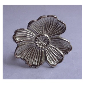 Anillo de Servilleta Decorativo de Metal con Flor Plateada, Porta Servilletas de Tela o Papel, para Bodas y Restaurantes - Product Image 1