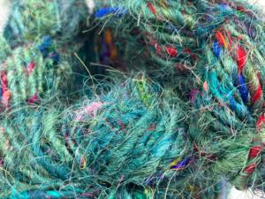 Fil de soie de sari recyclé coloré, fibre texturée filée à la main pour le crochet, le tricot, le tissage, artisanat textile durable - Product Image 3