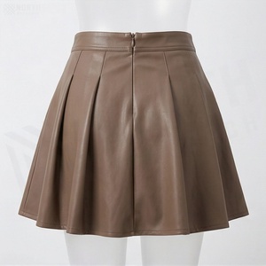Jupe courte plissée en similicuir taille haute pour femme, couleur unie, design brillant, à porter toute l'année - Product Image 2