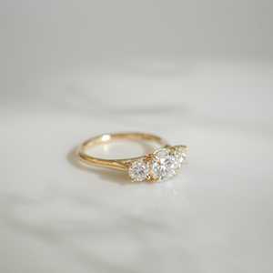 Bague trilogie en diamant de laboratoire rond 1,6 ct - Product Image 2