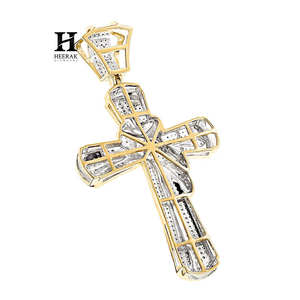 Colgante de cruz con diamantes cultivados en laboratorio, chapado en oro de 14K, estilo hip hop, con cinta drapeada, para hombre. - Product Image 5