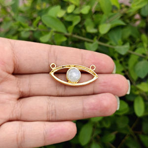 Conector de latón macizo chapado en oro de 18 quilates con piedra lunar blanca y doble engaste de 8 mm para la fabricación de pulseras y collares - Product Image 1