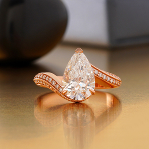 Anillo de Compromiso con Diamante Cultivado en Laboratorio de Corte Pera de 2.29 CT, Oro Amarillo y Blanco de 14K, VVS-VS DEF, Solitario, para Novia - Product Image 1
