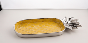 Plateau de service décoratif en métal émaillé jaune en forme d'ananas de luxe avec poignée en feuille de couronne argentée, idéal pour les collations et comme plateau de rangement. - Product Image 3