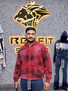 เสื้อฮู้ดซิปสีแดง Rexfit Sports แบบสั่งทำพิเศษ ตกแต่งด้วยคริสตัลลายเพ้นท์สาดสี ปักลายสไตล์สตรีทแวร์ เสื้อแจ็คเก็ตหนาน้ำหนักมาก รับผลิตแบบ OEM - Product Image 3