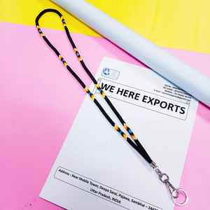 Chaîne de corps perlée faite à la main et colorée, portée par une femme en chemise blanche et avec une carte d'identité, mettant en valeur l'artisanat vibrant des artisans. - Product Image 6