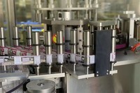 Machine d'étiquetage rotative automatique OPP avec applicateur de colle thermofusible pour bouteilles en verre, contrôle de vitesse progressif, 15000 BPH