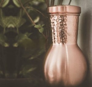 Jarra Artesanal de Cobre de Lujo para Bodas, con Tapa Metálica, Duradera y Portátil - Product Image 1