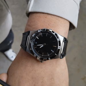 Montre mécanique de haute qualité en acier inoxydable avec bracelet en cuir, cadran vert 41 mm, verre saphir, luxe et mode, fabriquée par BLS JP Factory. - Product Image 1