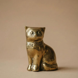 Centre de table élégant en laiton en forme de chat, figurine décorative artisanale pour la maison, le bureau et la décoration de table - Product Image 1