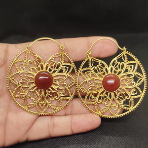 Boucles d'oreilles pendantes tendance bohème en laiton de designer, avec cabochon naturel en cornaline, bijoux de déclaration - Product Image 1