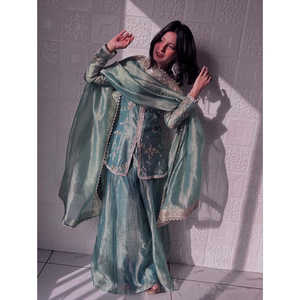 Salwar Kameez de Seda de Diseño con Top, Sharara y Dupatta para un Look Festivo - Product Image 2