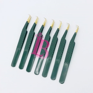 Pinzas de Acero Inoxidable con Punta Dorada para Extensión de Pestañas, Color Verde Sostenible, Última Tendencia, Nueva Llegada, Mega Volumen, Pestañas de Visón - Product Image 1