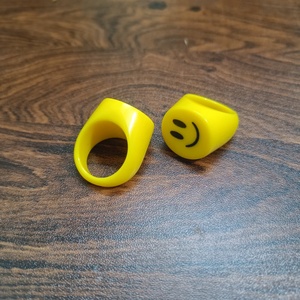 Bague en résine Happy Vibes avec visage souriant, bijou artisanal audacieux pour femme, tendance et idéal pour offrir - Product Image 4