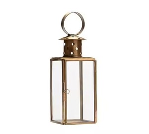 Portavelas de Latón con Paneles de Vidrio Transparente y Anillo Superior para Decoración del Hogar - Product Image 1