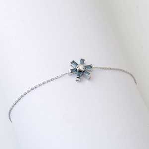 Bracelet flocon de neige en topaze bleue, chaîne délicate, bijou minimaliste d'hiver, cadeau pour elle - Product Image 6