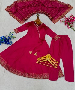 ชุดเดรส Anarkali ผ้าเรยอนปักลายพร้อมลายพิมพ์ฟอยล์ พร้อมผ้าคลุมไหล่ สำหรับผู้หญิง ชุดแต่งงานแบบดั้งเดิม  86087 JJ-1029 - Product Image 4