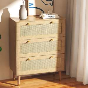 Commode en rotin à 3 tiroirs en bois massif pour chambre à coucher, couloir ou salon avec rangement spacieux et poignées en métal couleur chêne - Product Image 1