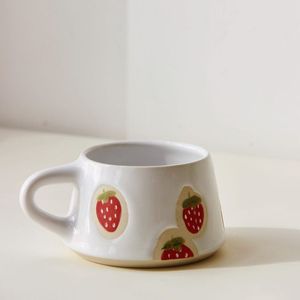 Taza de Cerámica con Diseño de Fresas, Acabado Mate, Apta para Lavavajillas, para Uso Doméstico - Product Image 3