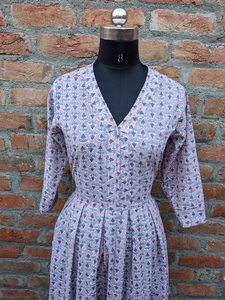 Vestido largo informal de algodón indio con estampado a mano y bordado floral, cuello en V y manga larga para mujer. - Product Image 6