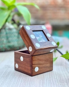 Boîte à dés en bois de style antique, dés de jeu en bois massif faits à la main avec incrustation dorée, décoration de bureau élégante et idée cadeau - Product Image 3