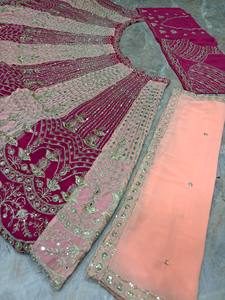 Robe traditionnelle indienne au design tendance, attrayante pour les fêtes et les mariages, en tissu faux georgette, Lehenga Choli entièrement cousu - Product Image 4