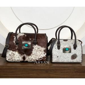 Bolsa de Viaje de Cuero Vacuno Hecha a Mano de Estilo Premium con Detalle de Concho Turquesa y Asa Superior - Product Image 1