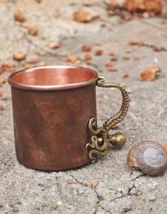 Mug en cuivre martelé style rustique avec poignée en forme de pieuvre, idéal pour le thé, le café, la bière et les cocktails, provenant d'Inde. - Product Image 6