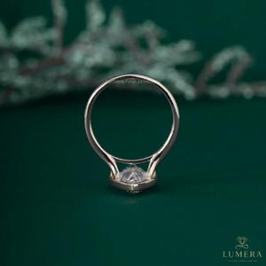 Bague solitaire de luxe en or blanc plaqué, sertie de diamants taille poire, pour femme, idéale pour fiançailles, mariage ou anniversaire - Product Image 5