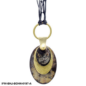 Colgante de cuerno de búfalo hecho a mano My Druther Way con latón texturizado entrelazado y hilo de algodón tejido con cuentas metálicas - Product Image 5