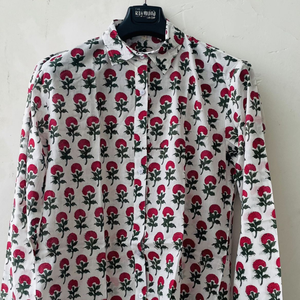 Camisa Casual de Mujer con Estampado Floral, Hecha a Mano con Técnica de Bloqueo, 100% Algodón Cambray, Cuello con Botones, Transpirable, Lavable, Color Rojo Verano - Product Image 4
