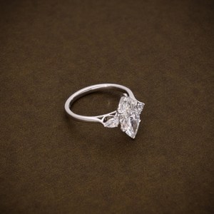Anillo de compromiso de tres piedras con diamante de corte marquesa creado en laboratorio y diamantes laterales de corte pera, certificado IGI, anillo de diamantes trilogía. - Product Image 4