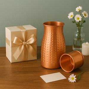 Coffret Cadeau de Luxe en Cuivre : Carafe à Eau Martelée et Verre, Service de Table Artisanal, Cadeau de Pendaison de Crémaillère Haut de Gamme - Product Image 1