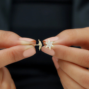 Pendientes de Aro Huggie de Lujo para Mujer, en Oro Amarillo de 14K, con Diamantes Redondos de Corte Brillante - Product Image 4