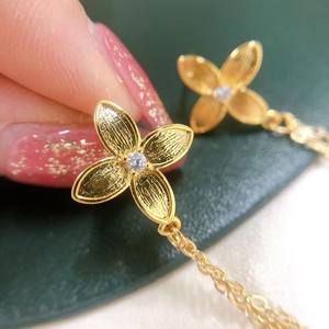 Offre Spéciale Boucles d'Oreilles Longues à Pendentif Trèfle à Quatre Feuilles Plaqué Or 4-7 Perles d'Eau Douce Aiguilles d'Oreilles en Argent S925 Design Fin à Pendentif - Product Image 3