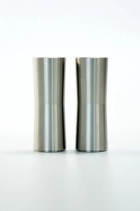 Ensemble simple de salières et poivrières en métal pour la cuisine et la table à manger, distributeur d'épices minimaliste, durable pour un usage quotidien, fabriqué en Inde - Product Image 5