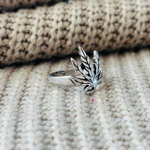 Bague en laiton feuille de cannabis style bohème, plaqué argent oxydé, faite à la main, vente en gros pour hommes - Product Image 2