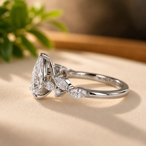 Bague de Fiançailles en Or Jaune 18K Plaqué avec Diamant en Forme de Goutte d'Eau et Moissanite Marquise Latérale, Idéale pour la Fête des Mères ou comme Bague de Promesse - Product Image 4