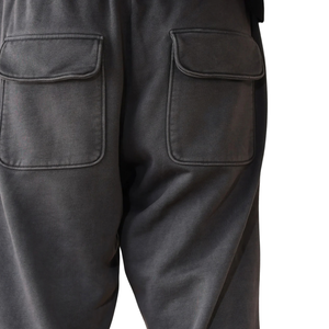 Shorts cargo 3/4 en molleton anthracite pour homme, taille élastique avec cordon de serrage, grandes poches à rabat, coupe ample, style streetwear, fabrication OEM, vente en gros - Product Image 4