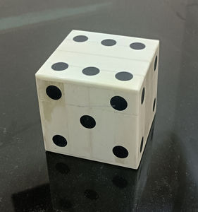 Ensemble de dés en os faits à la main modernes pour les jeux de pelouse, le camping, les activités de plein air et la décoration de jardin - Product Image 1