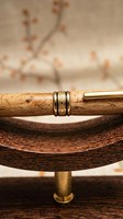 Porte-stylo en bois de forme irrégulière personnalisé avec support unique pour bureau ou réception par Universal Overseas INDIA