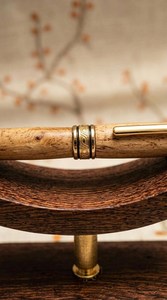 Portaplumas de madera con forma irregular personalizada y base única para escritorio de recepción de oficina por Universal Overseas INDIA - Product Image 4